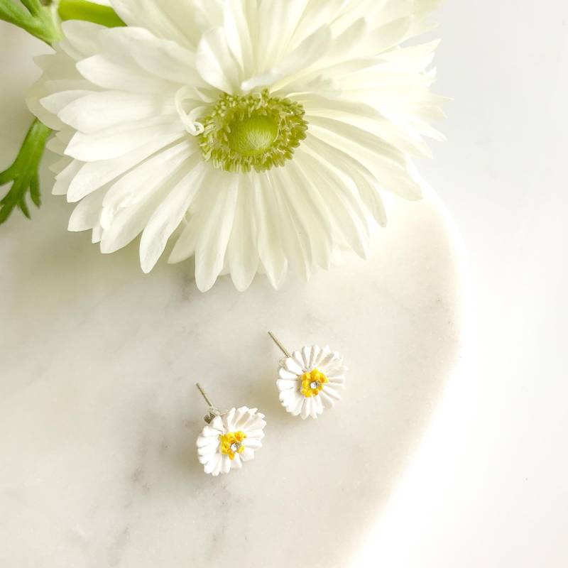 Porzellan Daisy Ohrstecker/Kleine Ohrringe Zierliche Blume Geburt Motte von HopSkipAndFlutter
