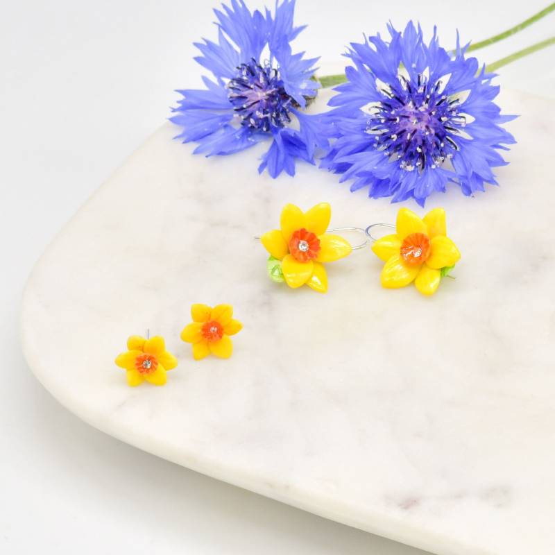 Porzellan Gelbe Narzisse Ohrstecker, Ohrringe, Blume, Schmuck von HopSkipAndFlutter