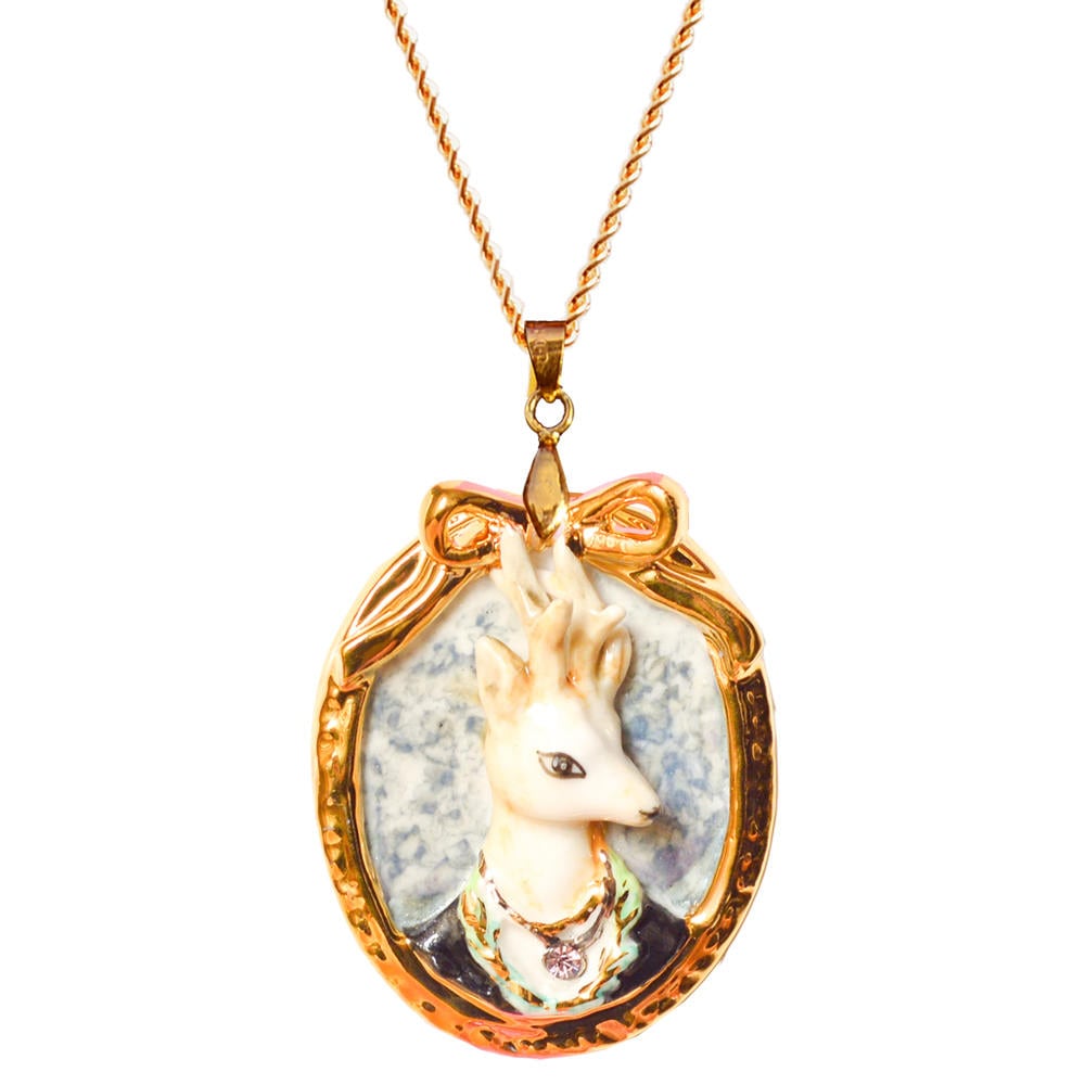 Porzellan Hirsch Kamee Halskette/Ovale Form Cameo Anhänger Tier Halskette/Hirsch von HopSkipAndFlutter