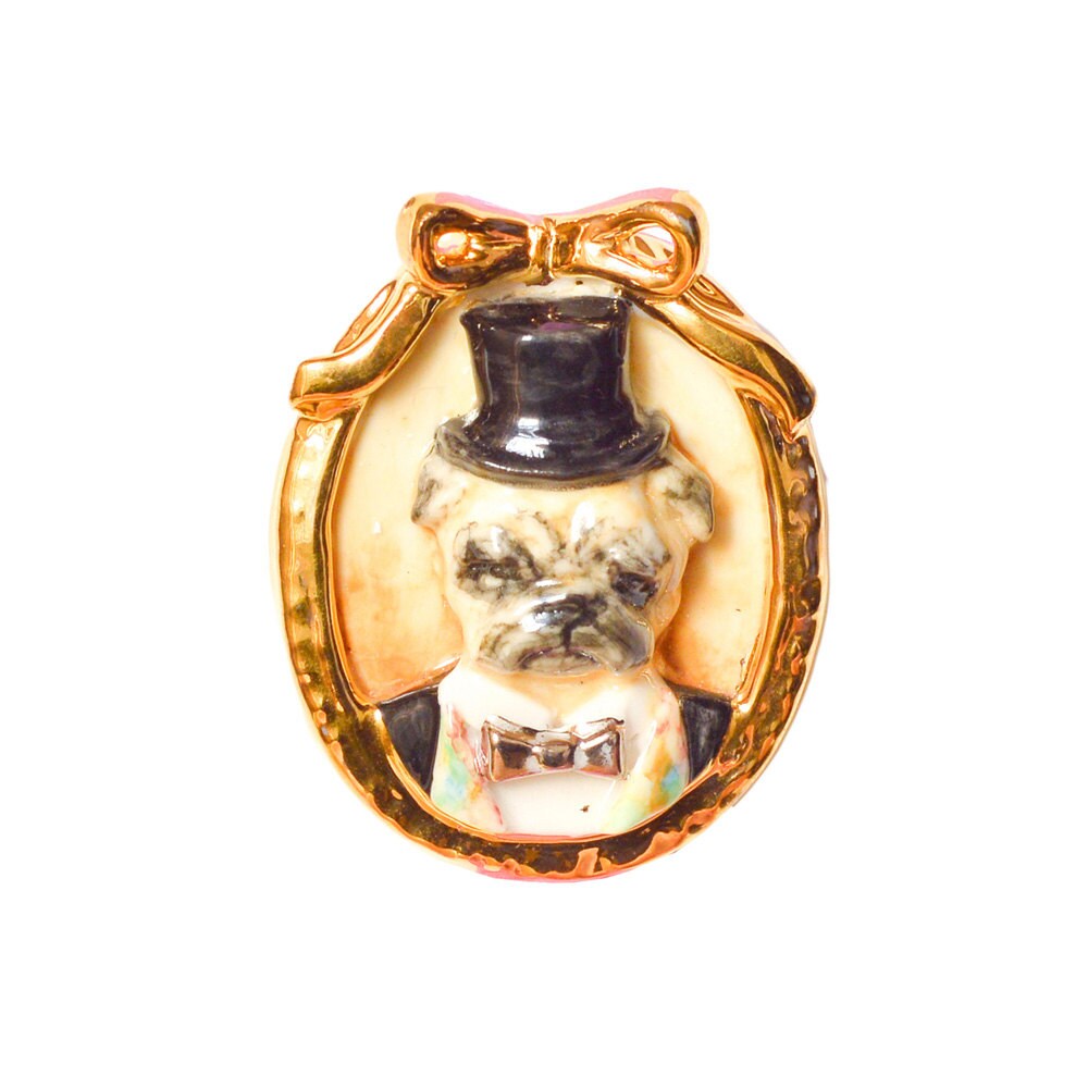 Porzellan Hund Cameo Brosche/Ovale Form Tier Mops von HopSkipAndFlutter