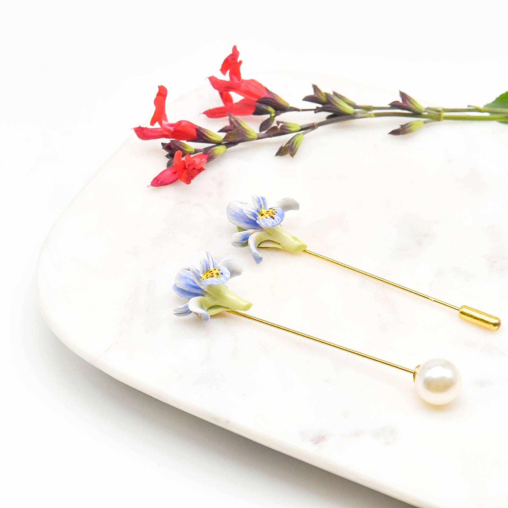 Porzellan Iris Pin Brosche/ Blumen Anstecknadel/ Hochzeit Blaue Anstecknadel Boutonniere/ Groomsmen Geschenk/Trauzeuge Porzellan Iris Pin Brosche/ Blumen Anstecknadel/ Hochzeit Blaue Anstecknadel Boutonniere/ Groomsmen Geschenk/Trauzeuge von HopSkipAndFlutter