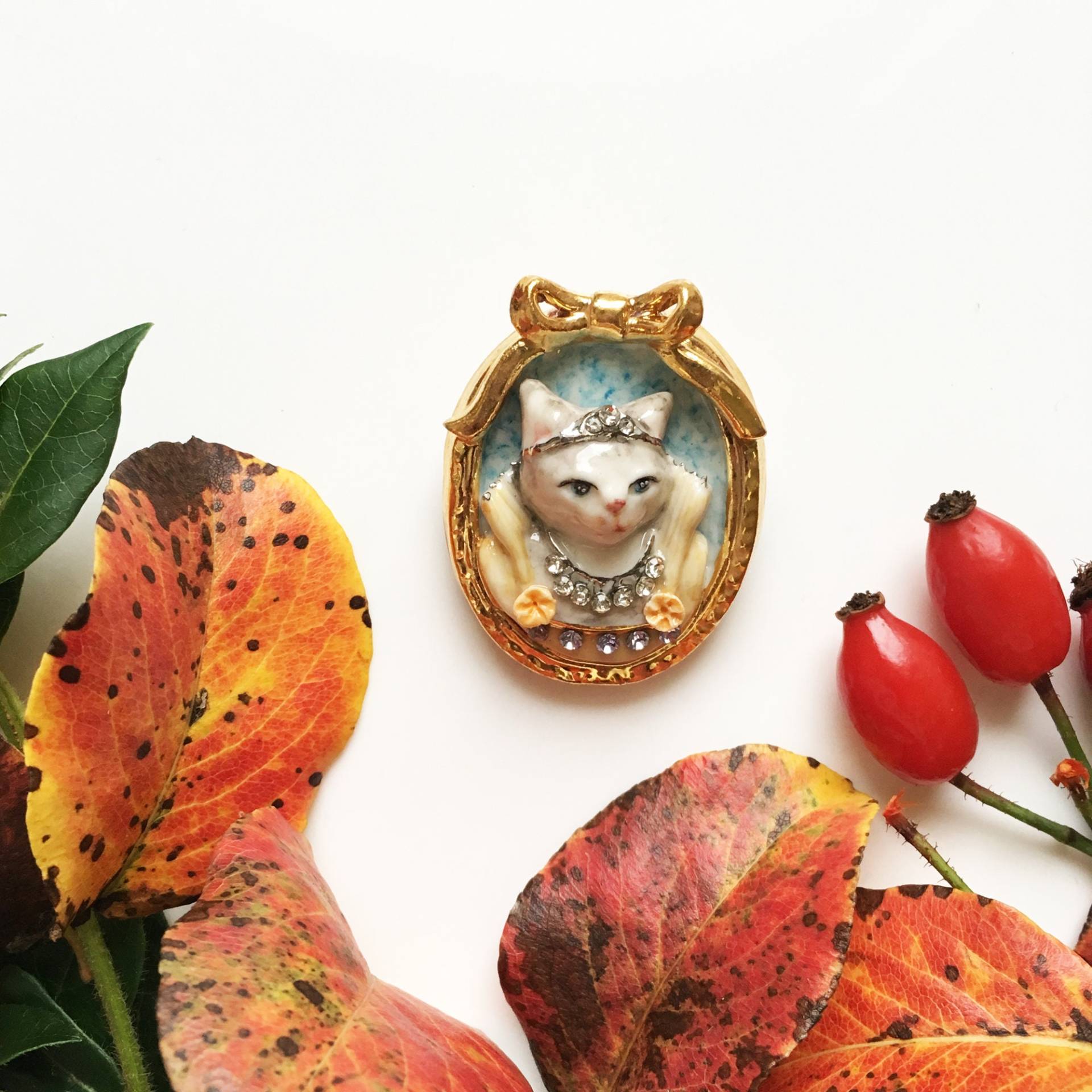 Porzellan Katze Cameo Brosche/Ovale Form Tier von HopSkipAndFlutter
