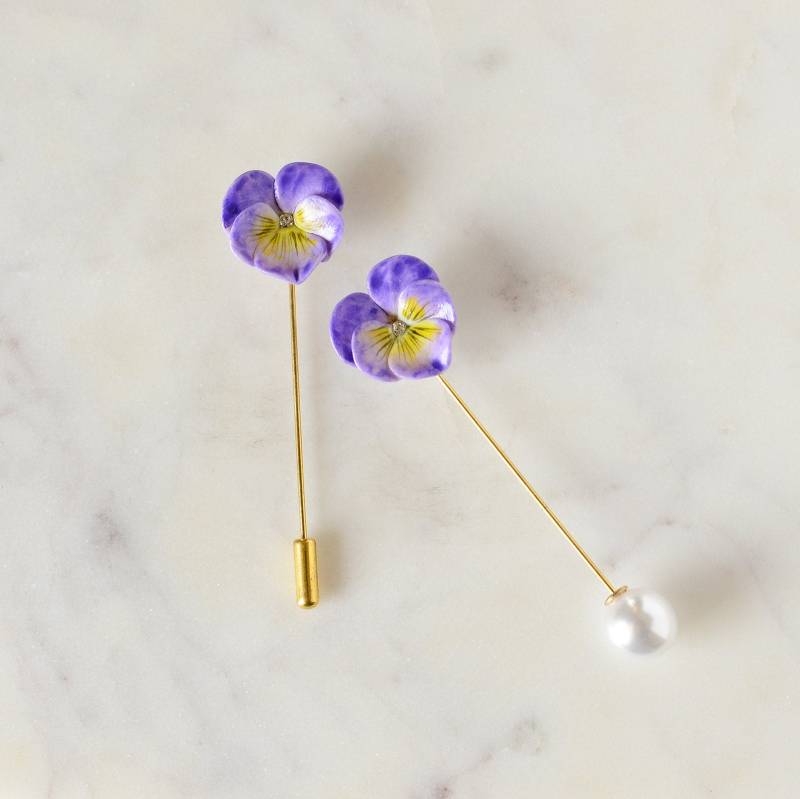 Porzellan Stiefmütterchen Anstecknadel Brosche/ Hochzeit Pin Lila Blumen Boutonniere/ Groomsmen Geschenk/Trauzeuge von HopSkipAndFlutter