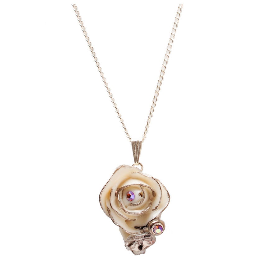 Porzellan Rose Anhänger Halskette/Weiß Und Silber Blume von HopSkipAndFlutter