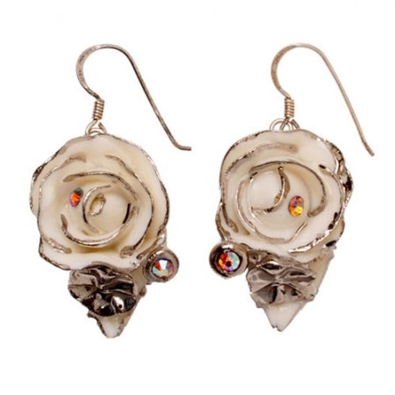 Porzellan Rose Tropfen Ohrring/Silber Und Weiß Baumseider Ohrringe Hochzeit von HopSkipAndFlutter