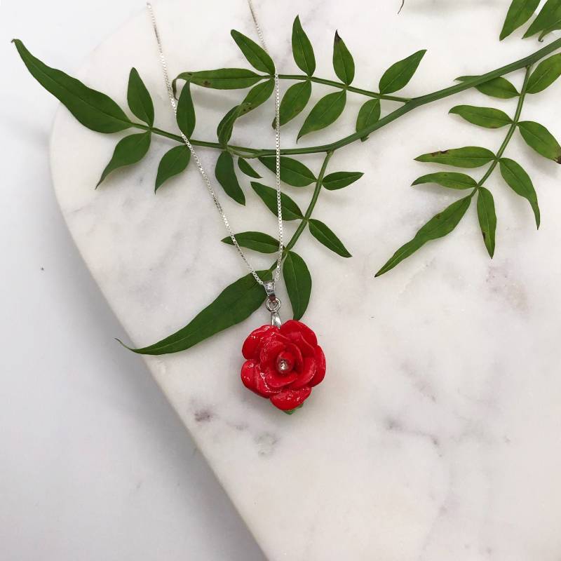 Porzellan Rote Rose Anhänger Mit Sterling Silber Halskette/ Anhänger/ Blume Geburt Motte von HopSkipAndFlutter