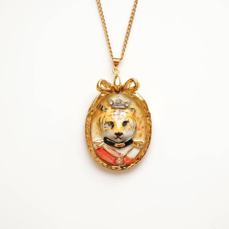 Porzellan Tiger Cameo Anhänger Halskette, Vergoldet, Swarovski Kristall von HopSkipAndFlutter