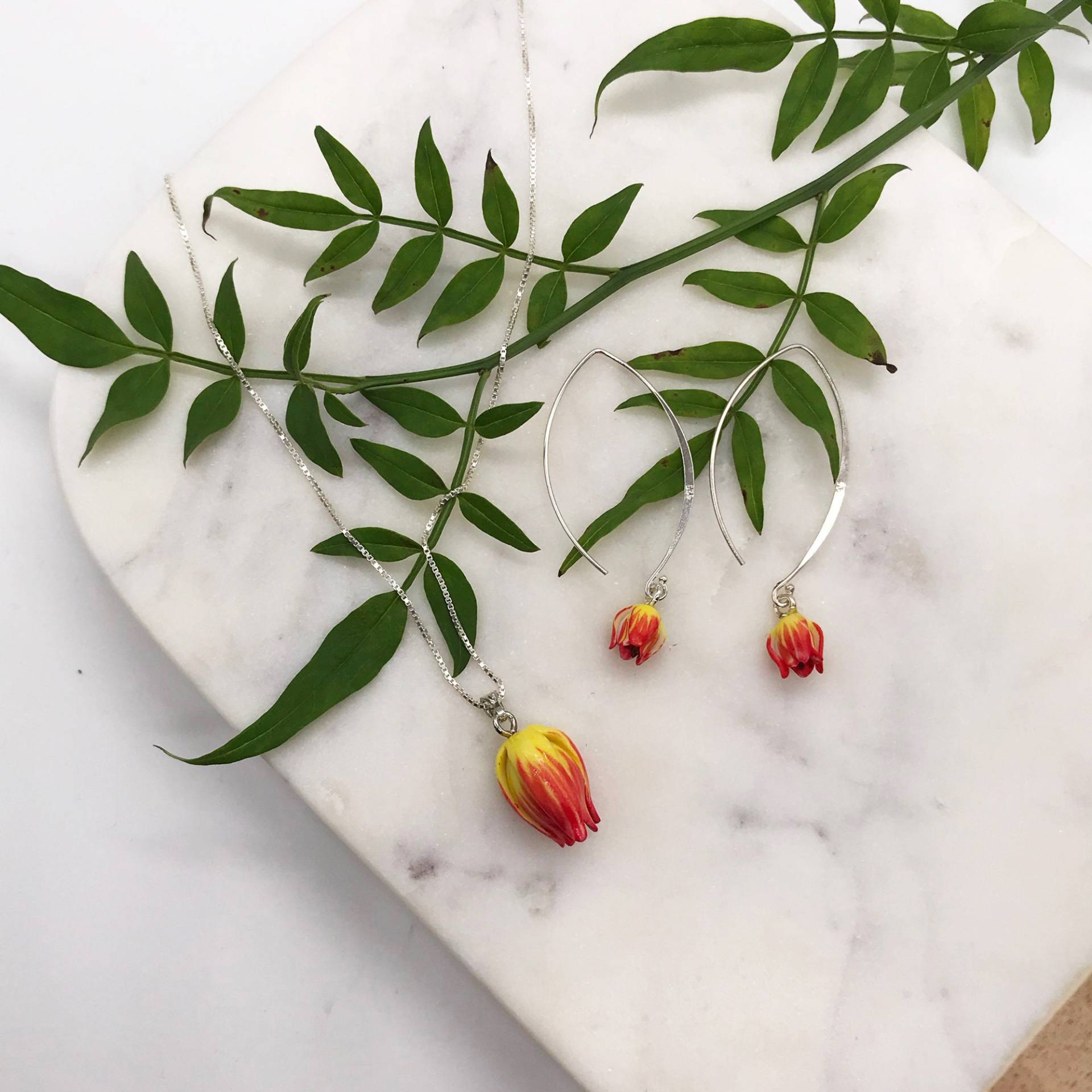 Porzellan Tulpe Halskette, Orange & Gelb, Sterling Silber Kette von HopSkipAndFlutter