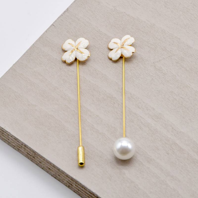 Porzellan Vierblättrige Kleeblatt Brosche/ Brosche/Brosche/Wedding Pin Anstecknadel Boutonniere/Groomsmen Geschenk/Trauzeuge von HopSkipAndFlutter