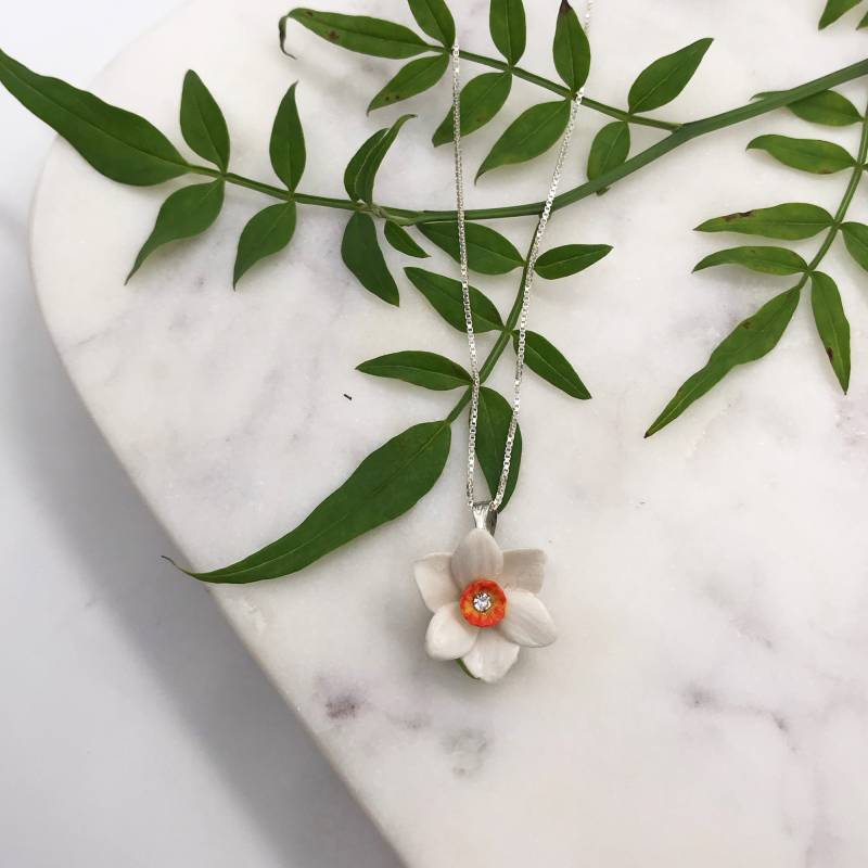 Porzellan Weiße Narzisse Anhänger Mit Sterling Silber Halskette/Blumen Blumenschmuck Narziss von HopSkipAndFlutter
