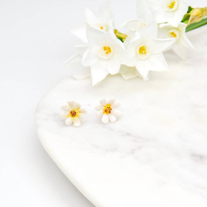 Porzellan Weißer Kosmos Ohrstecker/Ohrringe Weiße Blumen von HopSkipAndFlutter