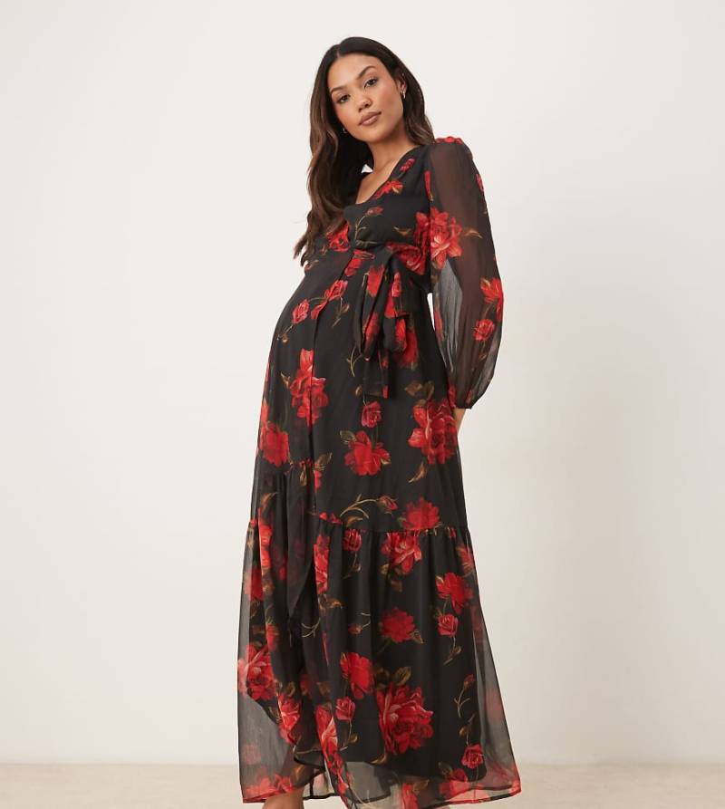 Hope & Ivy Maternity - Maxikleid in Schwarz mit rotem Blumenmuster und Wickeldesign vorne, Umstandsmode von Hope & Ivy Maternity
