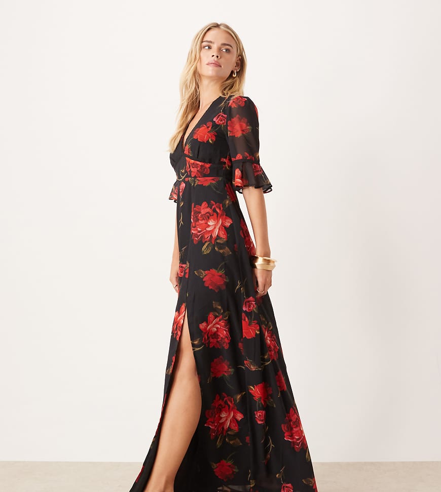 Hope & Ivy Petite - Chiffon-Maxikleid in Schwarz mit rotem Blumenmuster, V-Ausschnitt mit Knopfdetail, Ausschnitt am Rücken und Schlitz vorn von Hope & Ivy Petite