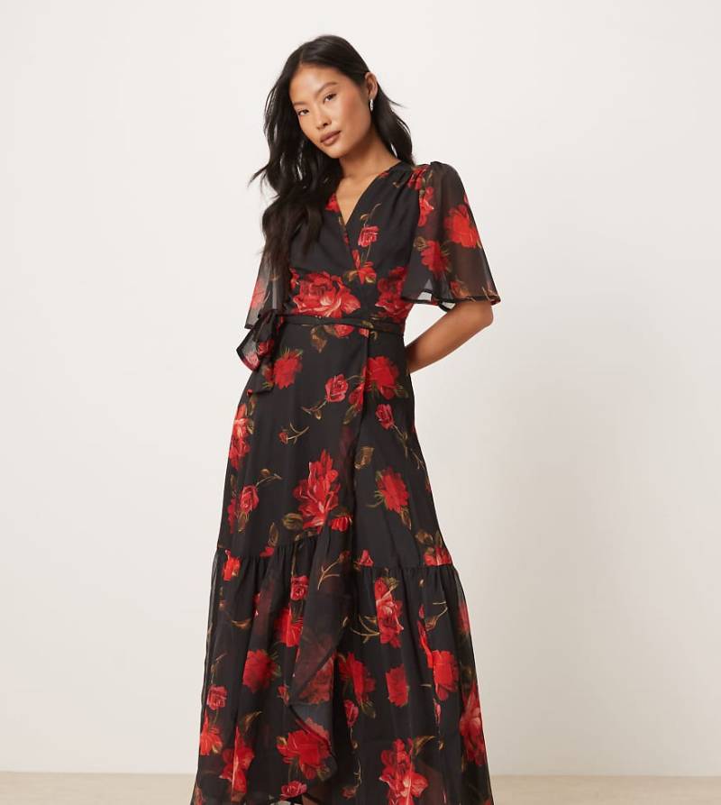 Hope & Ivy Petite - Maxikleid mit Blumenmuster in Schwarz und Rot und Wickeldesign auf der Vorderseite von Hope & Ivy Petite