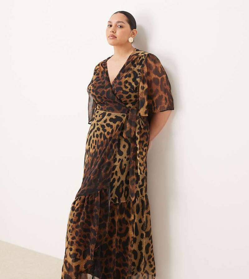 Hope & Ivy Plus - Maxikleid in Braun mit Wickeldesign vorne und Leopardenmuster-Brown von Hope & Ivy Plus