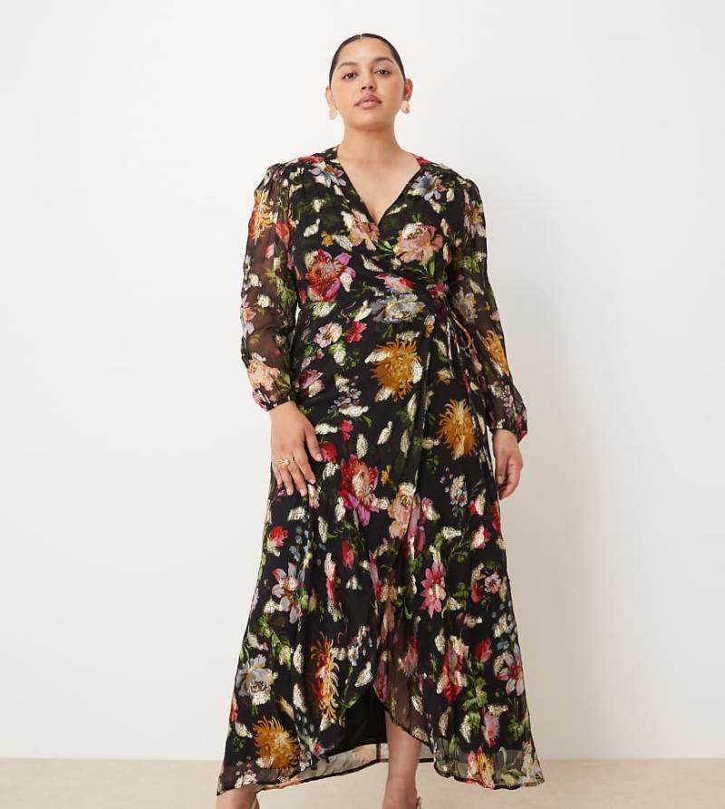 Hope & Ivy Plus - Maxikleid in Schwarz mit Blumenmuster, Wickeldesign auf der Vorderseite und Fleckendetails in Goldoptik von Hope & Ivy Plus