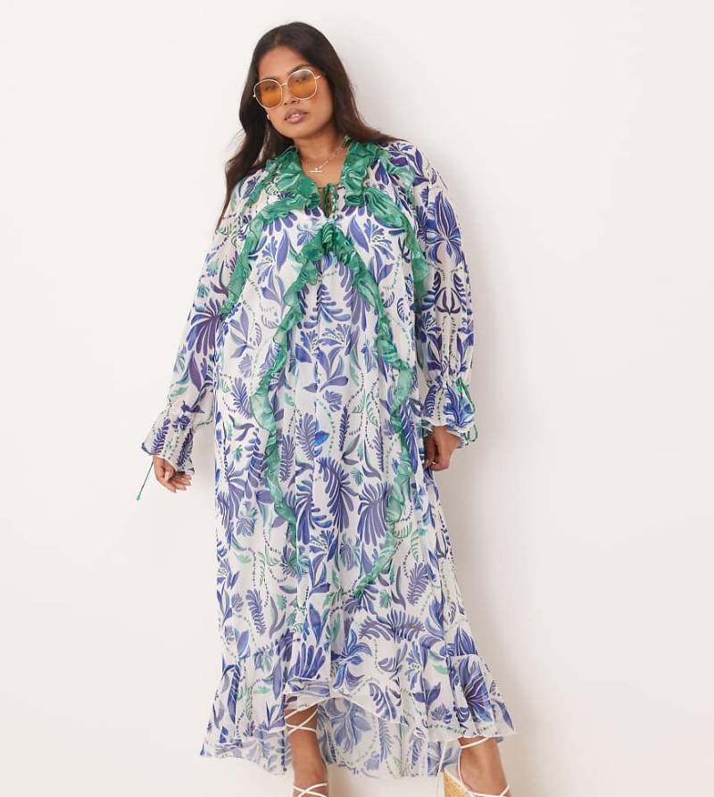 Hope & Ivy Plus - Midaxikleid mit Palmenprint in Blau und Weiß und gerafftem Detail von Hope & Ivy Plus