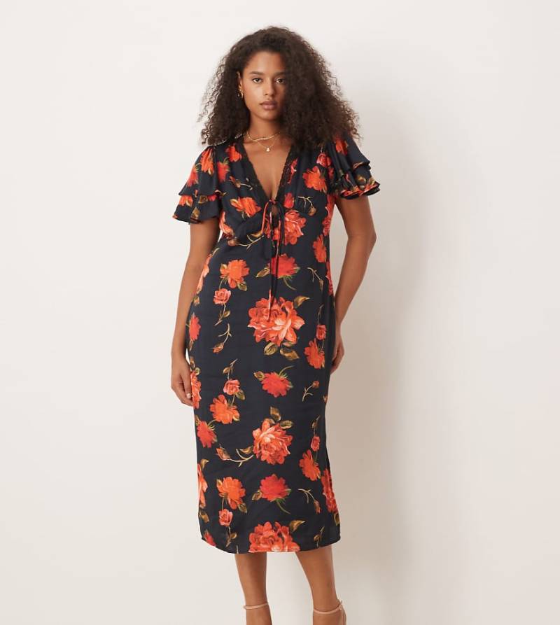 Hope & Ivy Plus - Midi-Freizeitkleid in Schwarz mit rotem Blumenmuster, V-Ausschnitt und Rüschenärmeln von Hope & Ivy Plus