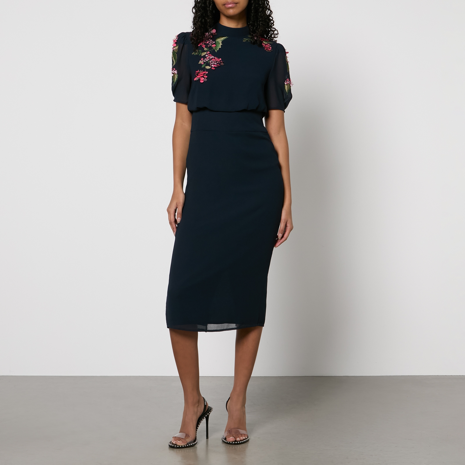 Hope & Ivy Ciara Embroidered Chiffon Pencil Midi Dress - UK 8 von Hope & Ivy