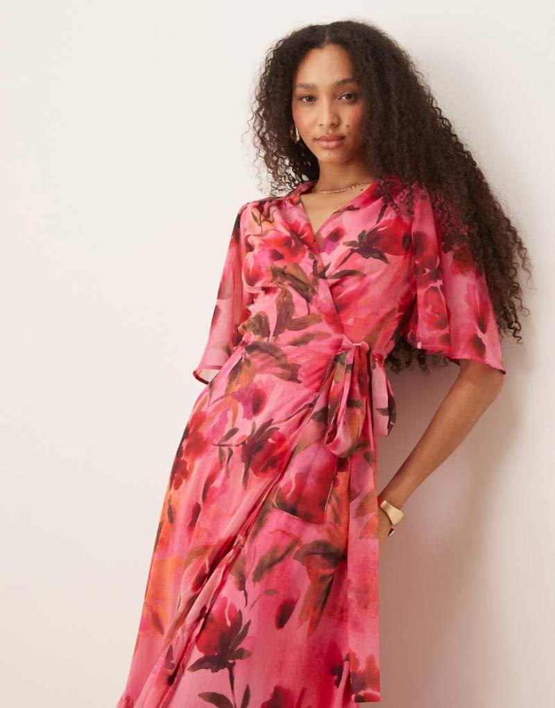 Hope & Ivy - Geblümtes Wickel-Maxikleid in Rosa mit Flatterärmeln von Hope & Ivy