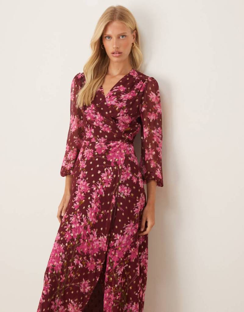 Hope & Ivy - Maxikleid in Burgunderrot mit rosa Blumenmuster und Wickeldesign auf der Vorderseite-Bunt von Hope & Ivy