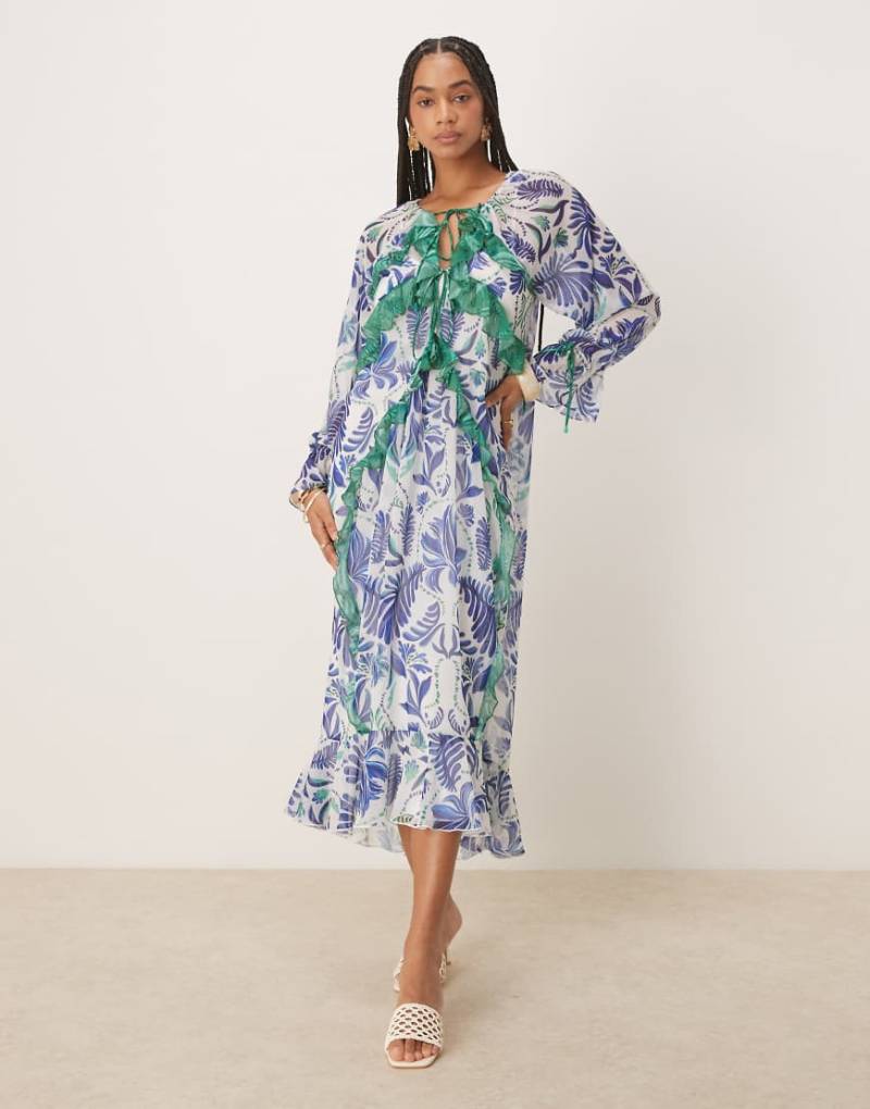 Hope & Ivy - Midaxikleid mit Palmenprint in Blau und Weiß und gerafftem Detail von Hope & Ivy