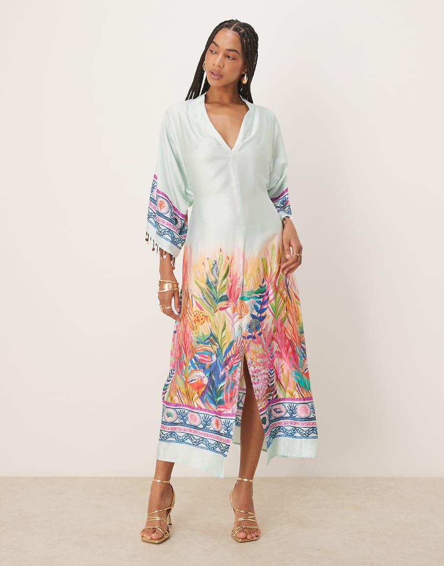 Hope & Ivy - Mittellanges Wickel-Kimonokleid in Blau mit Landschaftsprint und Bindegürtel in der Taille von Hope & Ivy