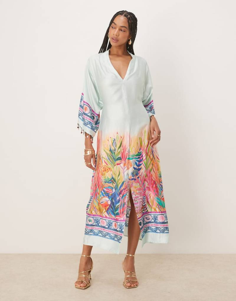 Hope & Ivy - Mittellanges Wickel-Kimonokleid in Blau mit Landschaftsprint und Bindegürtel in der Taille von Hope & Ivy