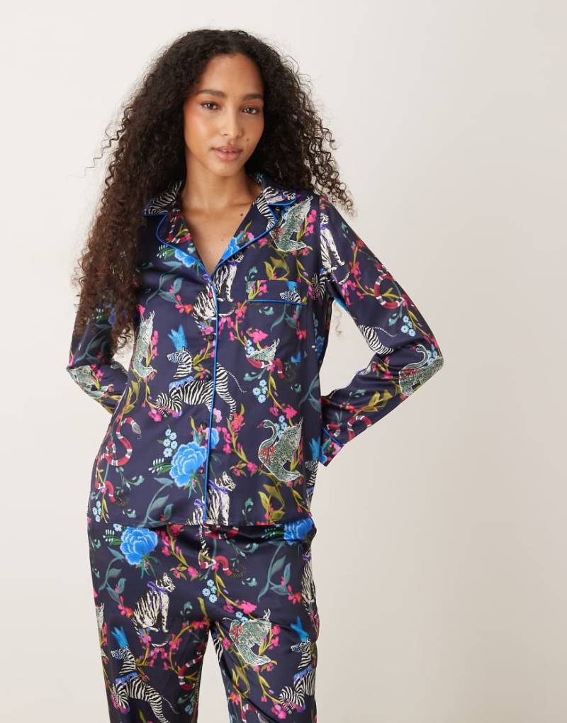Hope & Ivy - Pyjama-Set aus Satin in Blau mit Zoomuster bestehend aus Oberteil und Hose von Hope & Ivy