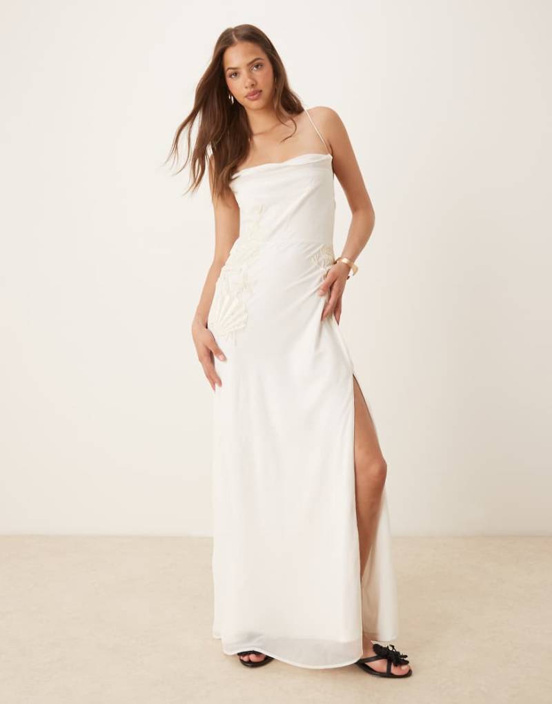Hope & Ivy - Verziertes Maxi-Trägerkleid in Elfenbein mit überkreuzter Rückseite-Weiß von Hope & Ivy