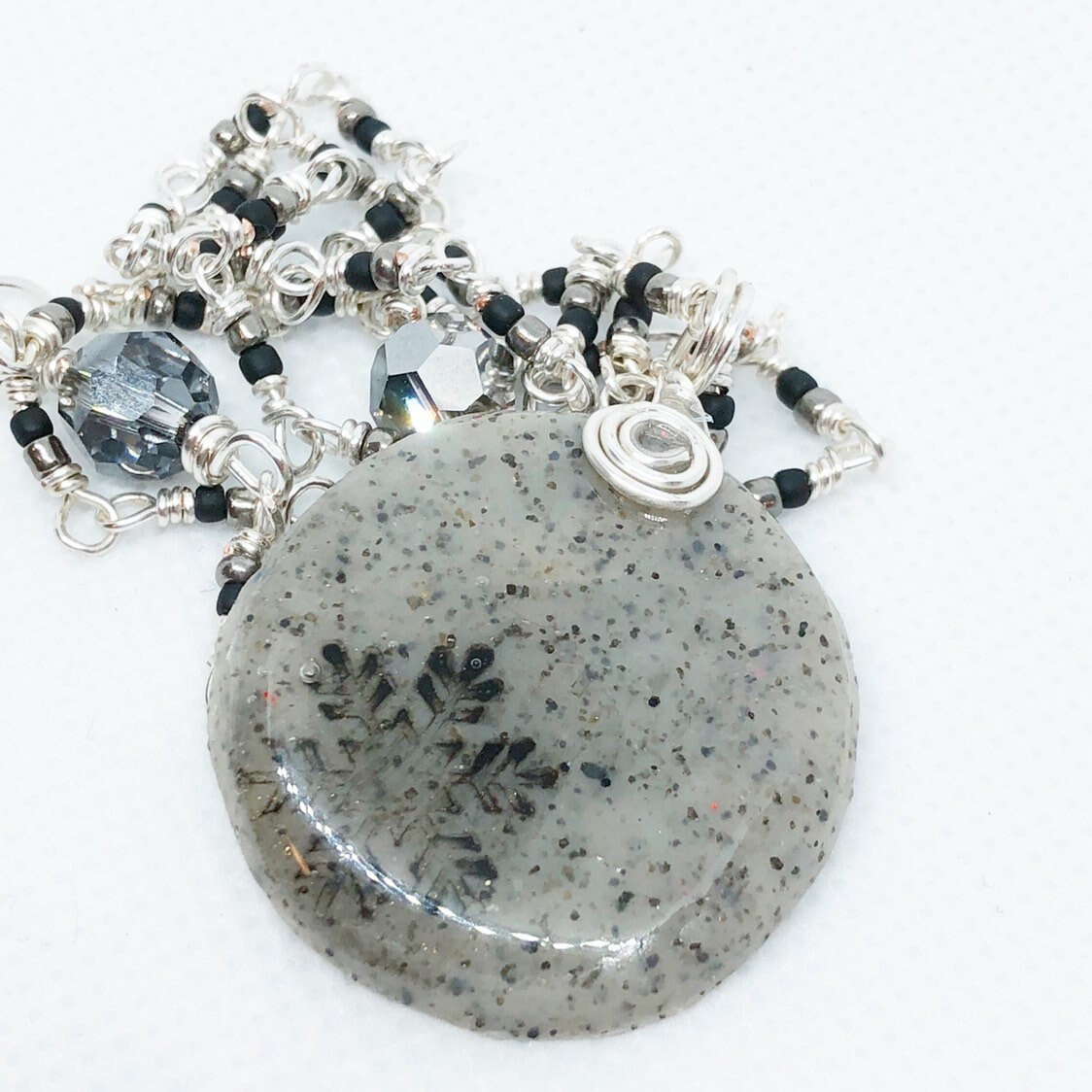 Granit Schneeflocke Halskette, Weihnachtsschmuck, Polymer Clay Anhänger Granit Schneeflocke Halskette, Weihnachtsschmuck, Polymer Clay Anhänger von HopeFilledTreasure