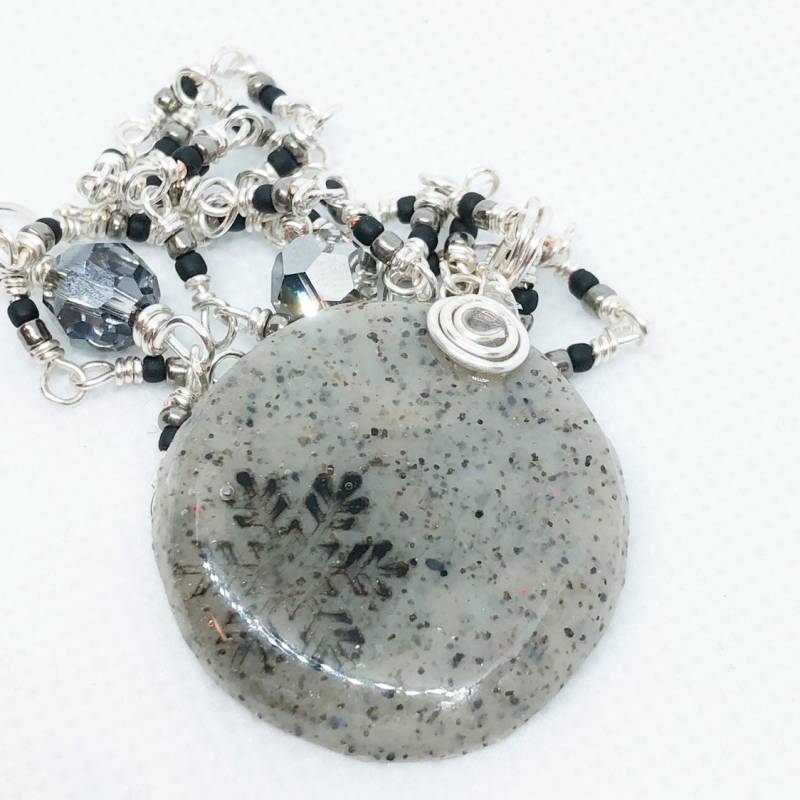 Granit Schneeflocke Halskette, Weihnachtsschmuck, Polymer Clay Anhänger Granit Schneeflocke Halskette, Weihnachtsschmuck, Polymer Clay Anhänger von HopeFilledTreasure
