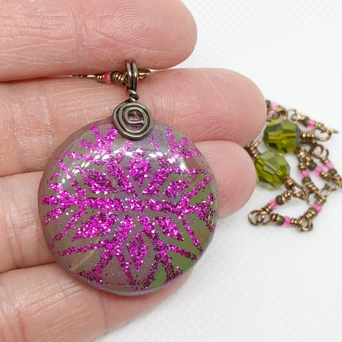 Magenta Schneeflocke Halskette, Winter Schmuck, Polymer Clay Anhänger, Weihnachtsgeschenke Magenta Schneeflocke Halskette, Winter Schmuck, Polymer Clay Anhänger, Weihnachtsgeschenke von HopeFilledTreasure