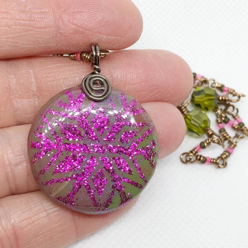 Magenta Schneeflocke Halskette, Winter Schmuck, Polymer Clay Anhänger, Weihnachtsgeschenke Magenta Schneeflocke Halskette, Winter Schmuck, Polymer Clay Anhänger, Weihnachtsgeschenke von HopeFilledTreasure