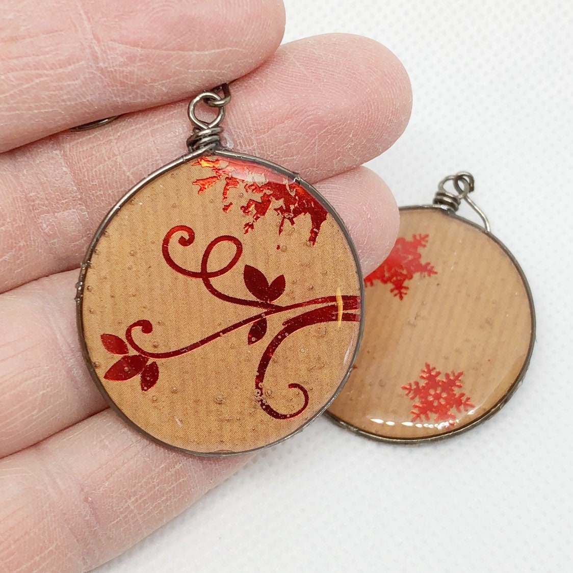 Rote Schneeflocken Ohrringe, Recycling Papier Schmuck, Winter Weihnachtsgeschenke Rote Schneeflocken Ohrringe, Recycling Papier Schmuck, Winter Weihnachtsgeschenke von HopeFilledTreasure