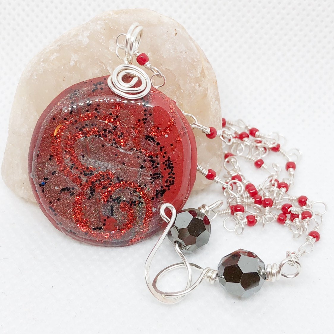 Rote Und Schwarze Glitzer Halskette, Silberdraht Gewickelt Schmuck, Polymer Clay Anhänger Rote Und Schwarze Glitzer Halskette, Silberdraht Gewickelt Schmuck, Polymer Clay Anhänger von HopeFilledTreasure