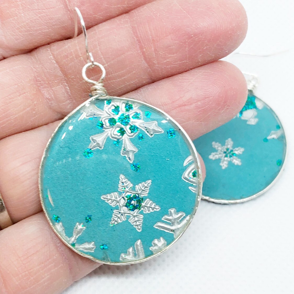 Teal Schneeflocken Ohrringe, Recyceltes Papier Schmuck, Weihnachtsschmuck Teal Schneeflocken Ohrringe, Recyceltes Papier Schmuck, Weihnachtsschmuck von HopeFilledTreasure