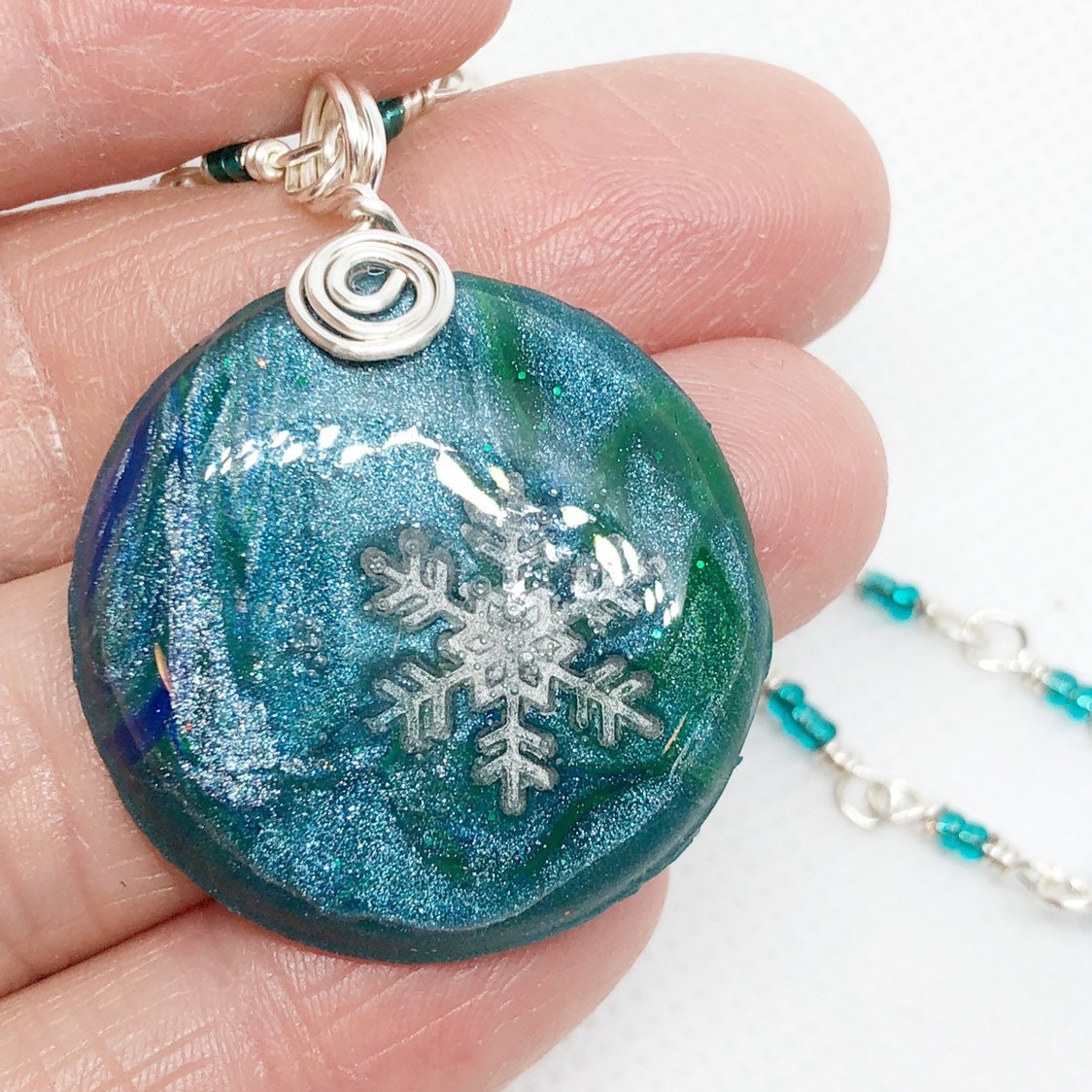 Türkis Schneeflocke Halskette, Winter Schmuck, Polymer Clay Anhänger, Weihnachtsgeschenke Türkis Schneeflocke Halskette, Winter Schmuck, Polymer Clay Anhänger, Weihnachtsgeschenke von HopeFilledTreasure