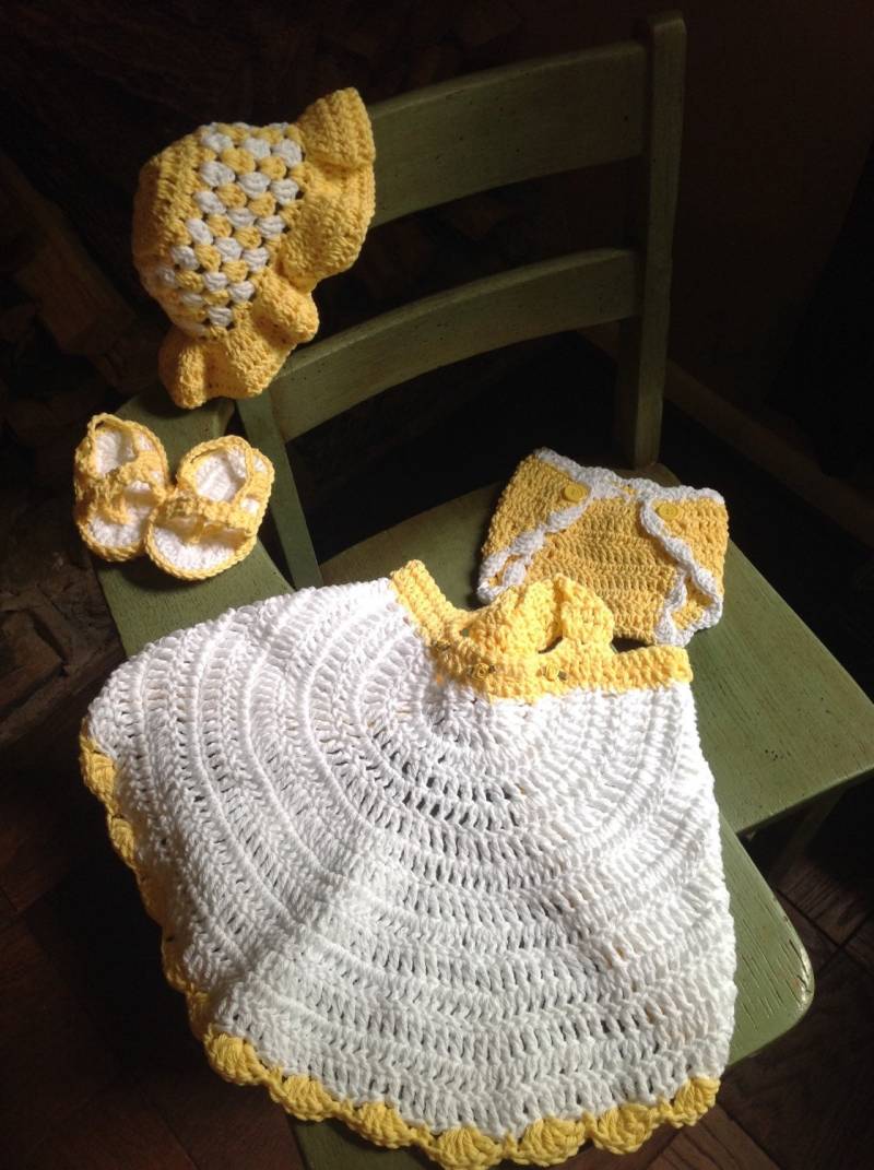 Baby Sonnenkleid, Rüschenmütze, Flip Flop Sandalen Und Überhose Set. "Sunshine" Bereit Zum Versand Kann Auch Nach Kundenwunsch Angefertigt Werden." von HopeForASimpleLife