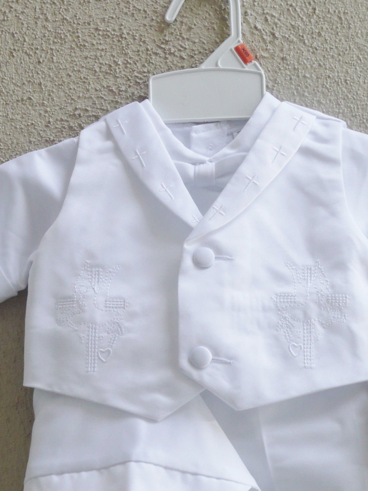 Jungen Weiße Taufe Kurze Set 4-Teilig Mit Genähten Kreuz Und Taube Details Speziellem Detail Am Revers Jungen Weiße Taufe Kurze Set 4-Teilig Mit Genähten Kreuz Und Taube Details Speziellem Detail Am Revers von HopeMeetsFashion