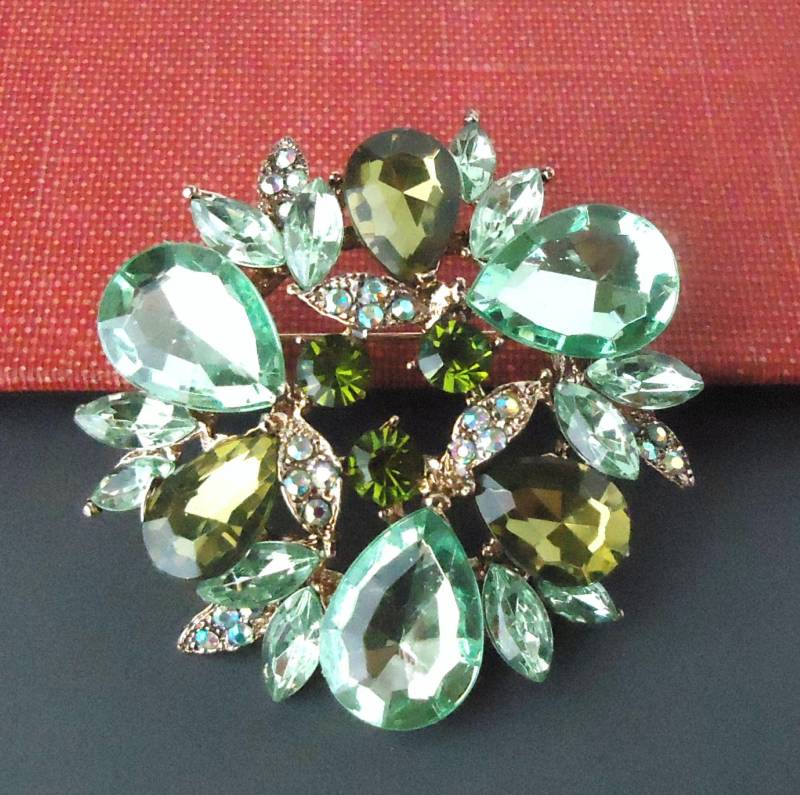 Grüne Kristall Brosche Jeweled Peridot Olive Strass Brautjungfer Blumen Gold Hochzeit Formelle Schärpe Geschenk Handgemacht Grüne Kristall Brosche Jeweled Peridot Olive Strass Brautjungfer Blumen Gold Hochzeit Formelle Schärpe Geschenk Handgemacht von HopeRiverCollection