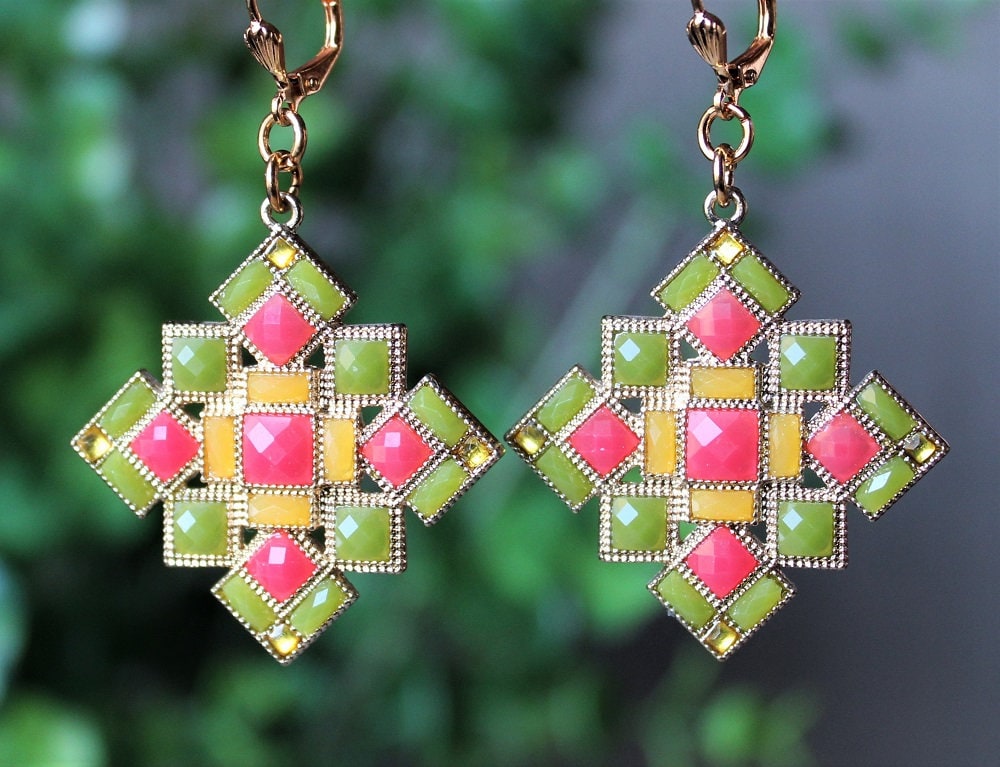 Multi Color Baumeln Ohrringe Brautjungfer Gold Statement Grün Gelb Rosa Kronleuchter Vintage Boho Große Lange Cluster Geschenk Handgemacht von HopeRiverCollection