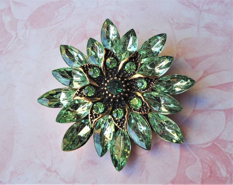 Peridot Grün Kristall Brosche. Anstecknadel. Juweliert. Strass. Braut. Brautjungfer. Florale Sterne. Silber. Hochzeit. Schärpe. Geschenk von HopeRiverCollection