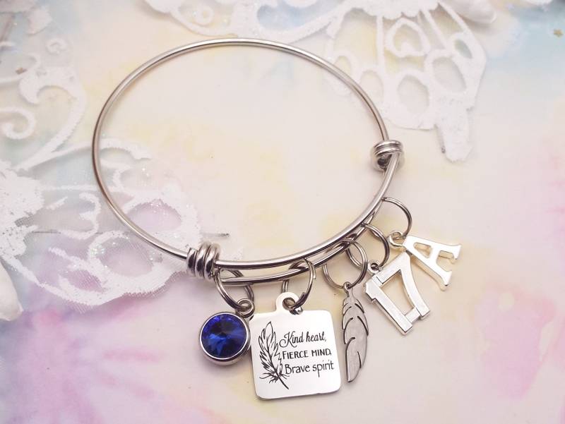 17. Geburtstag Bettelarmband Initiale, Geburtsstein, Edelstahl Armreif von HopeisHipJewelry