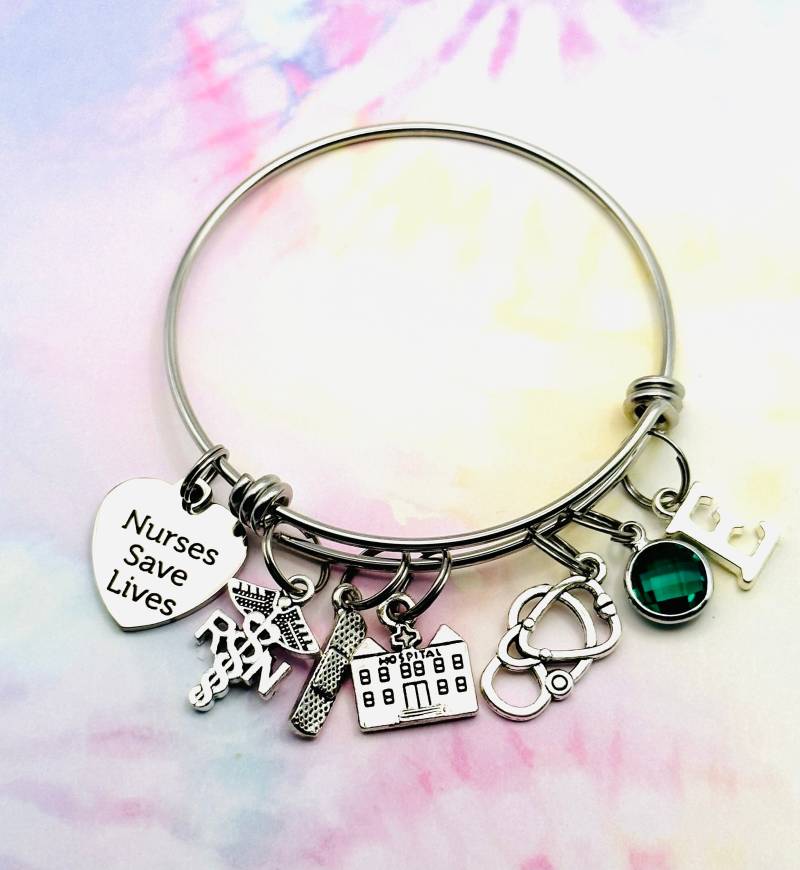 Rn Graduation Charm Armband, Personalisierte Krankenschwester Geschenk, Silber Initial Und Birthstone Schmuck, Geschenkbox von HopeisHipJewelry