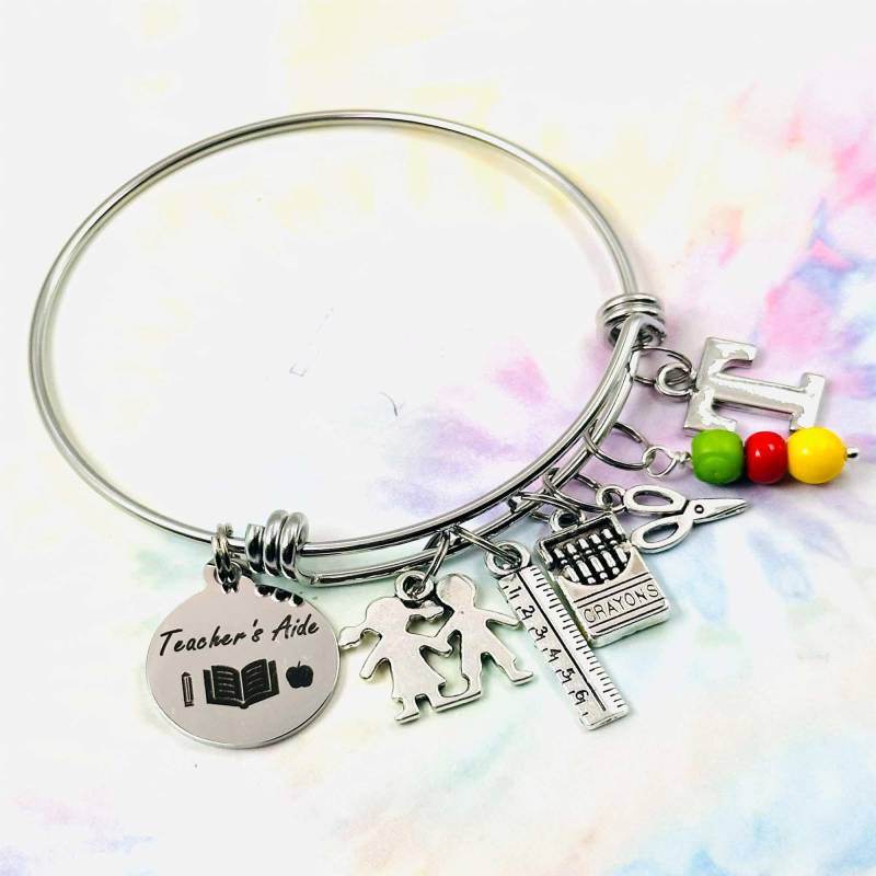 Lehrerhilfe Bettelarmband Personalisierte Initiale, Buntstifte, Edelstahl von HopeisHipJewelry