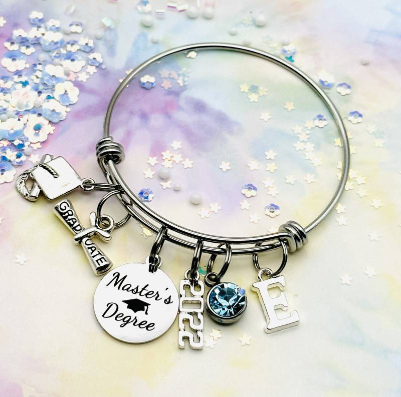 Masters Degree Abschluss Armreif Personalisiertes Bettelarmband, Klasse Von 2024 von HopeisHipJewelry