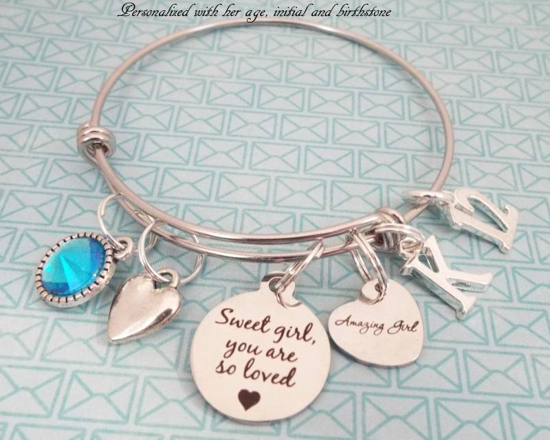 Personalisierte Geburtsstein Bettelarmband Tochter Geschenk, Anfangsschmuck von HopeisHipJewelry