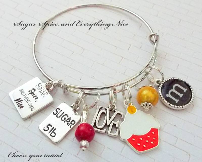 Personalisiertes Anfangs Bettelarmband Sugar Spice Edelstahl Armreif von HopeisHipJewelry