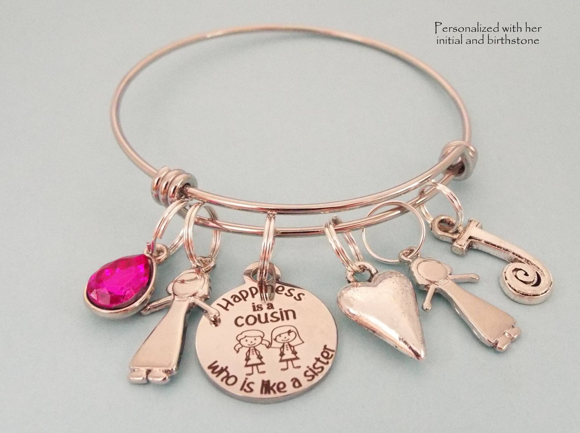 Personalisiertes Cousin Armband Initial & Birthstone Charm, Edelstahl Armreif von HopeisHipJewelry